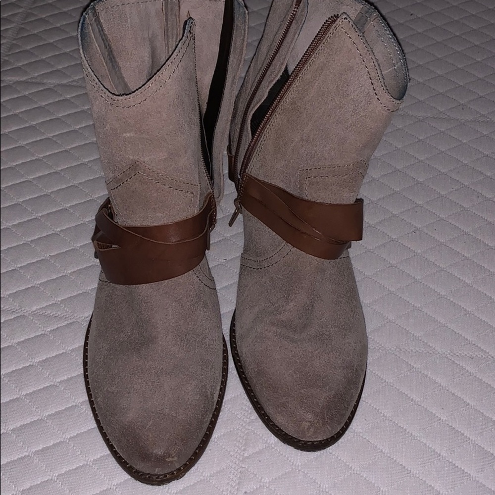 Lightly worn OTBT suede boot